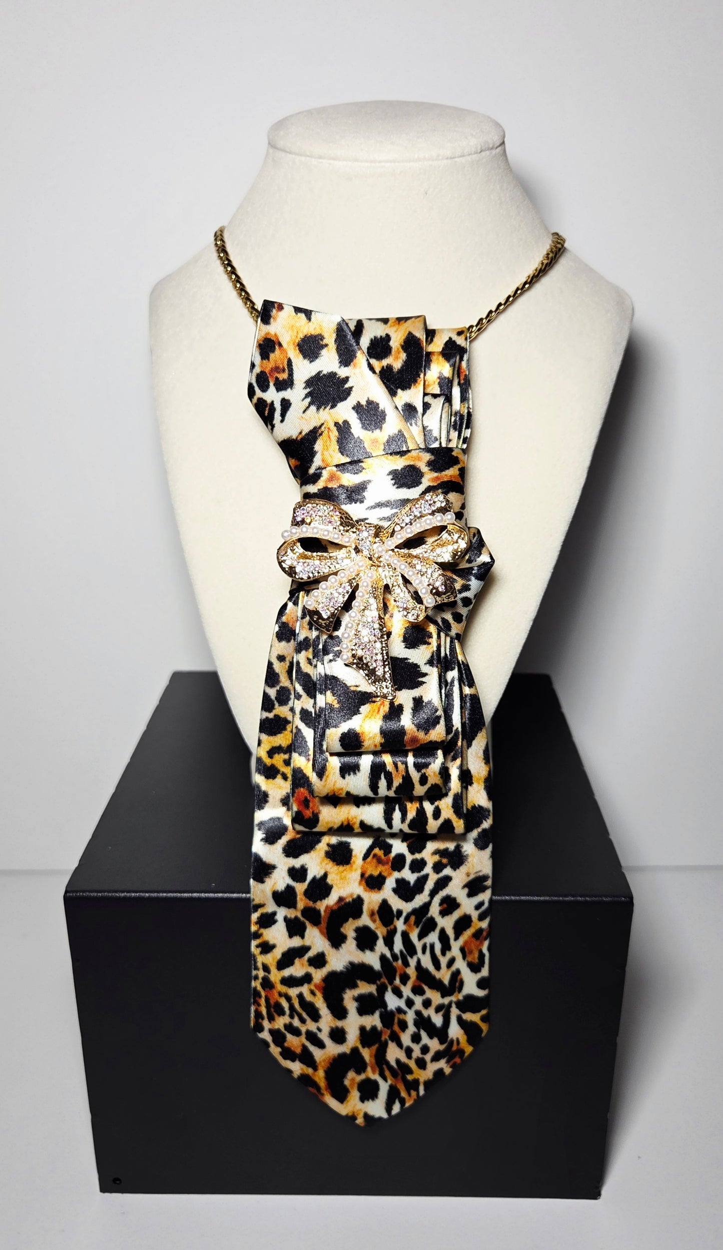 Tie Neclace