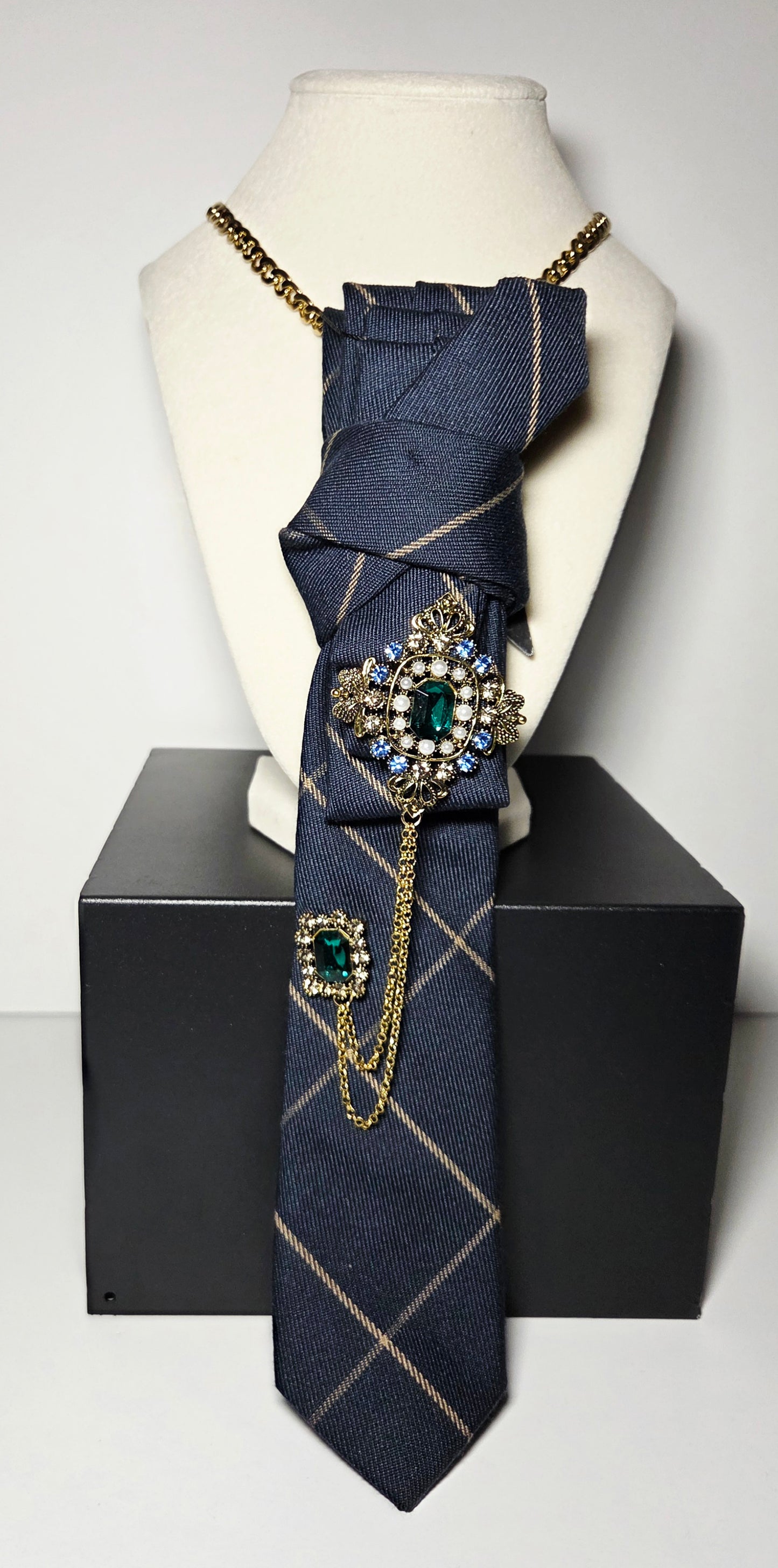 Tie Neclace