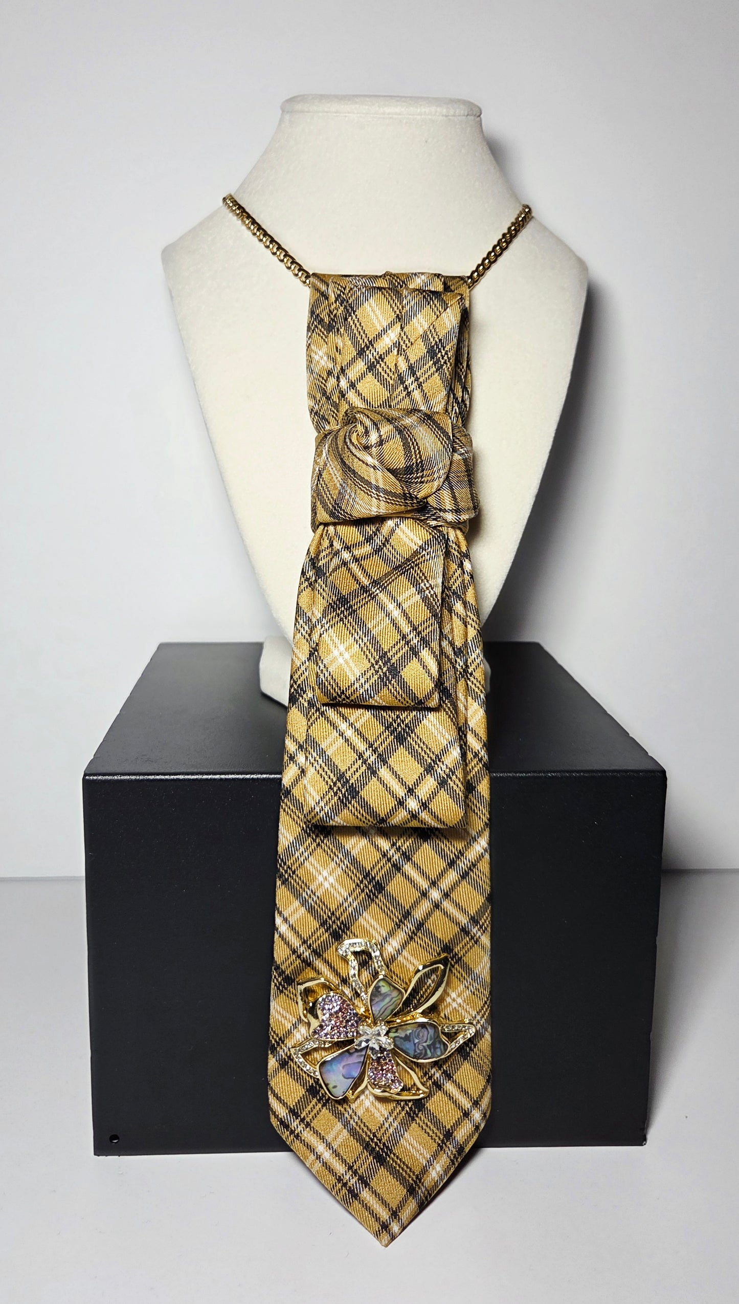 Tie Neclace