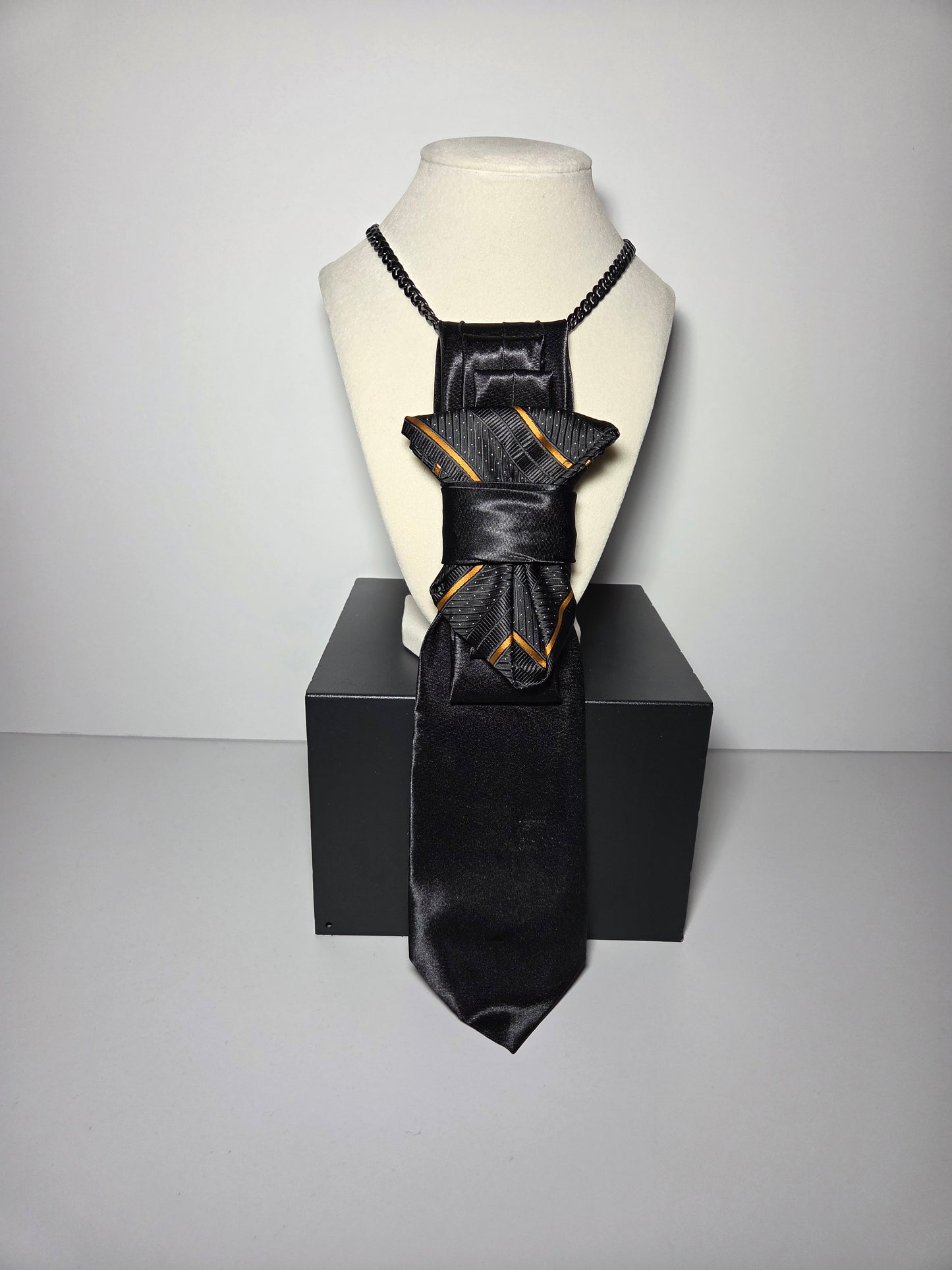 Tie Neclace