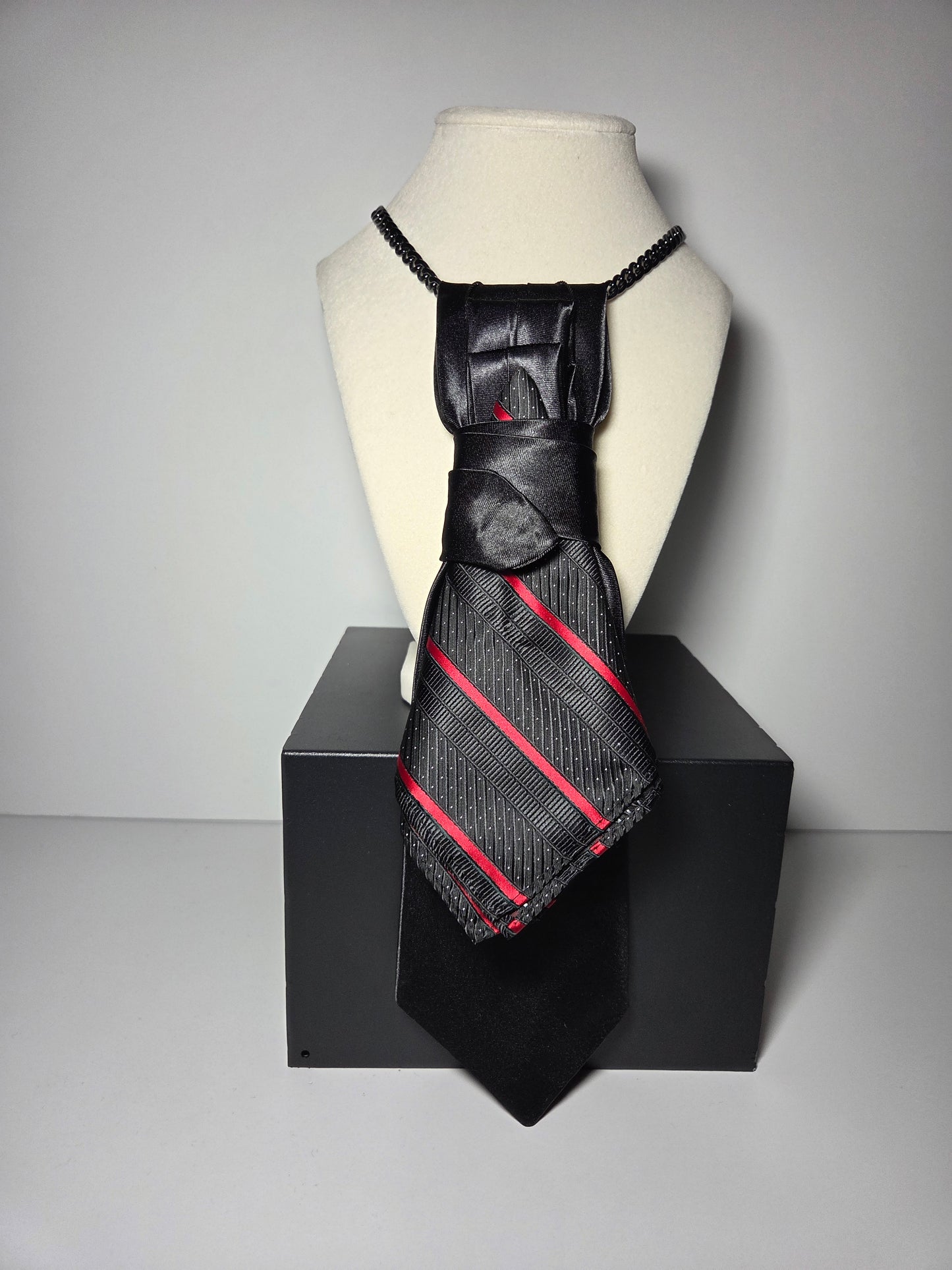 Tie Neclace
