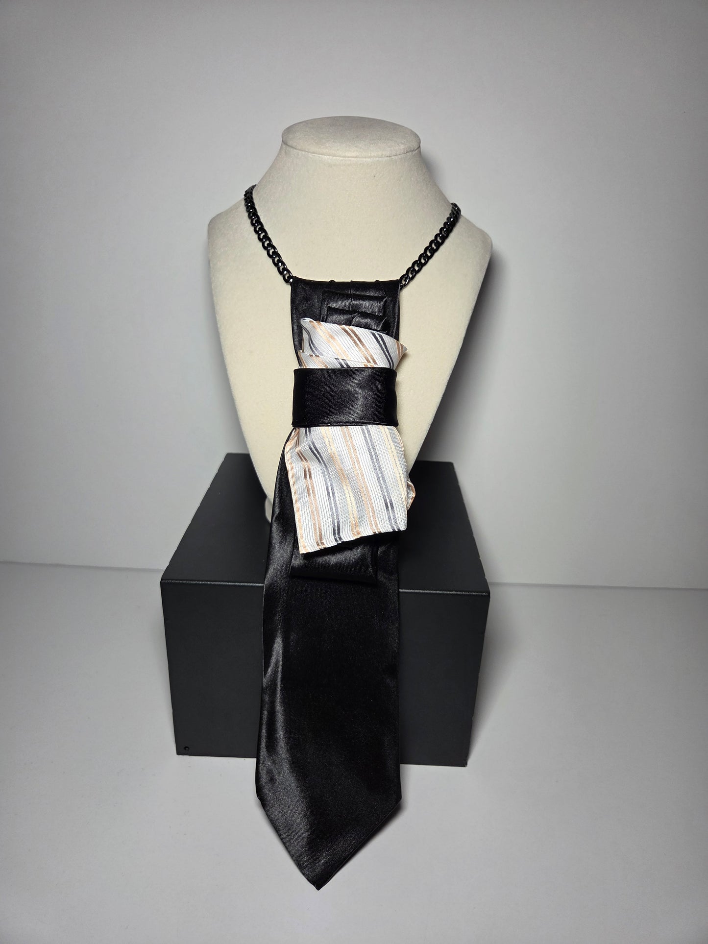 Tie Neclace