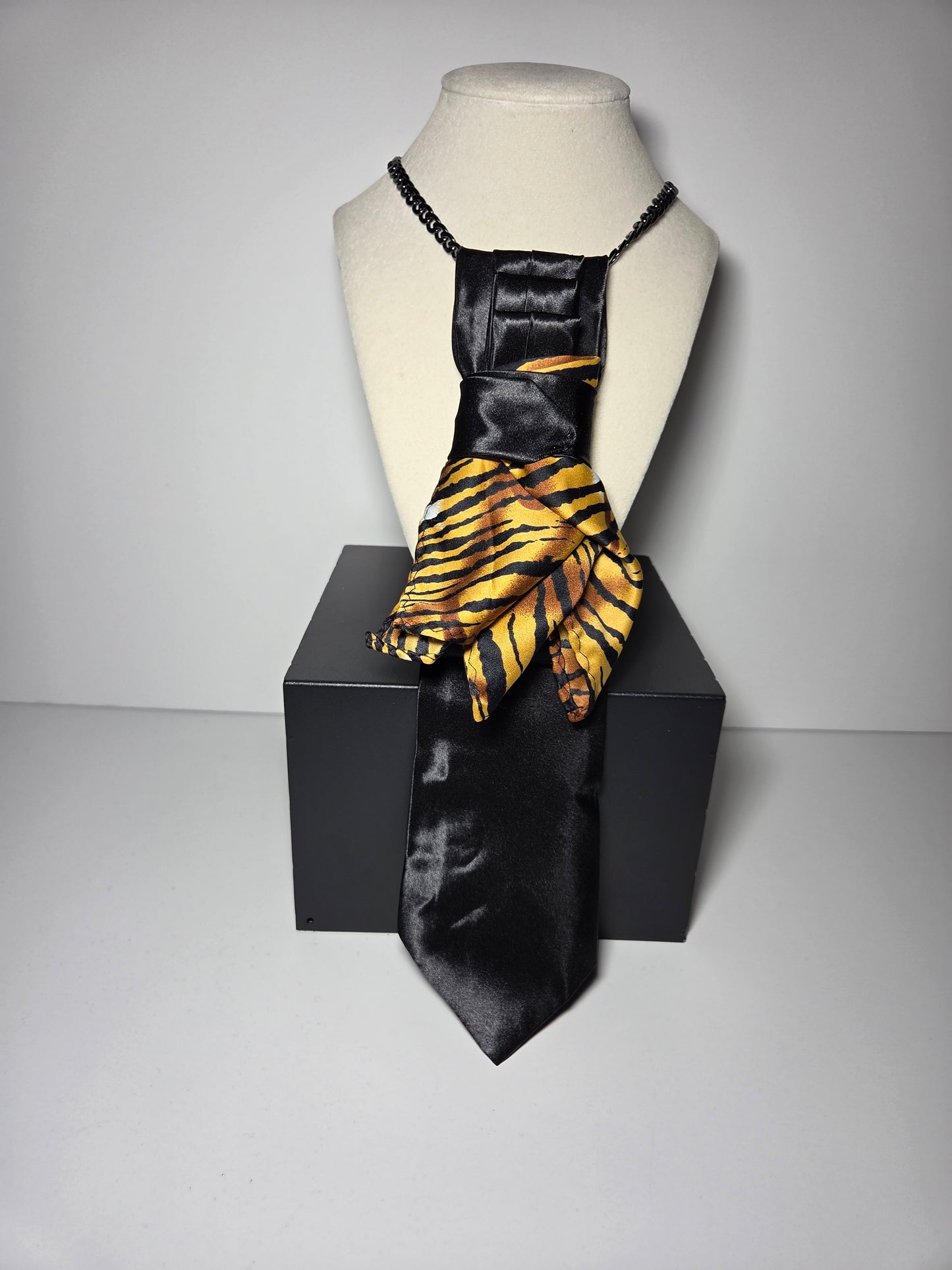 Tie Neclace