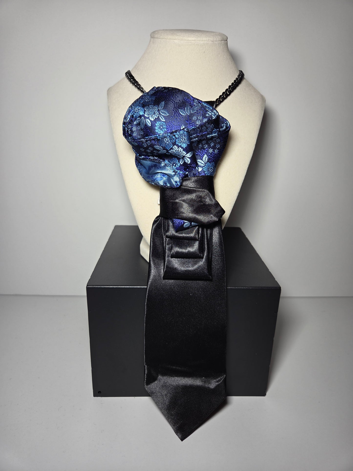 Tie Neclace